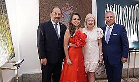 Inauguran la exposicin Bajo las Olas de Fany Fbrega