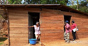 Continan evaluaciones a familias de Coln para Techos de Esperanza