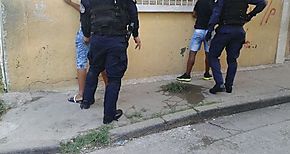 La Polica Nacional en Coln incauta armas de fuego y retiene a personas requeridas