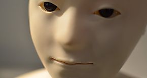  Robot de enfermera ayuda a aplicar quimioterapia a enfermos