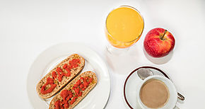 Recomiendan evitar desayunar y comer fuera de horas