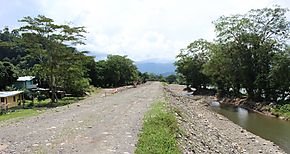 Primer vaciado de concreto en encapsulado de ro Guarumo en Bocas del Toro