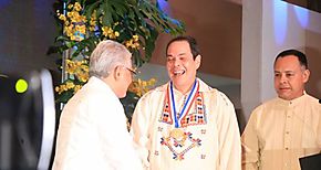 Rolando Domingo recibe medalla Mara Olimpia de Obalda