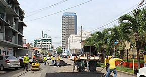 Treinta toneladas de asfalto para reparar vas en Calidonia y Santa Ana
