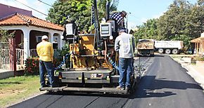 Ms de 400 ton de afalto para atender Los Santos