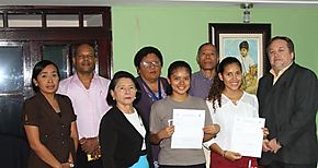 Empresa premia excelencia acadmica de dos estudiantes