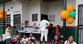 Comunidad educativa de Coln participa de da familiar 