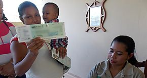Beneficiarios de SENAPAN en los Santos reciben su primer bono del ao