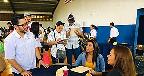Cientos de santeos acuden a la Feria de Oportunidades