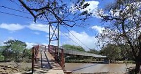 En un 95 se encuentra la construccin del puente colgante peatonal sobre el ro Fonseca 