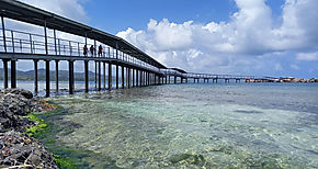 Entregan 2 puentes peatonales marinos en la Isla Mulatupu