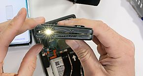 Cmo es la bisagra de un smartphone plegable y por qu es tan importanteHONOR lanza la primera tecnologa de bisagra superligera sin engranajes del sector en su smartphone insignia plegable el HONOR Magic Vs