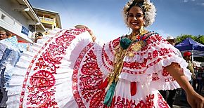 Tradicional Desfile de las Mil Polleras atrae a ms de 250 mil personas