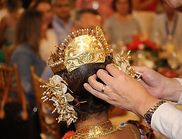 pollera de lujo, sus tembleques, doradas peinetas y collares