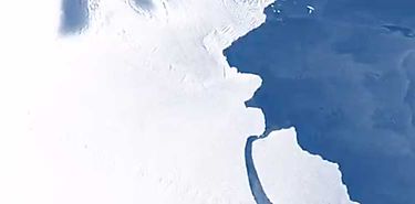 Gran iceberg se desprende de plataforma de hielo en la Antrtida