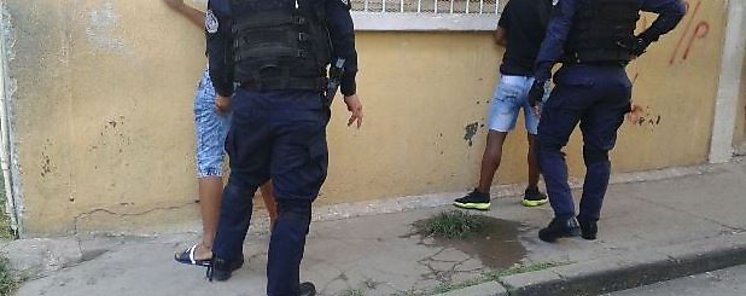 La Polica Nacional en Coln incauta armas de fuego y retiene a personas requeridas