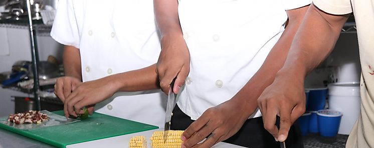 8 estudiantes becados por Naturgy en su programa de RSE Energa del Sabor se gradan como Asistentes de Chef