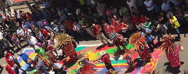 Santeos celebran el Corpus Christi