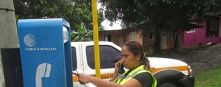 Verifican funcionamiento de telfonos pblicos en Coln 