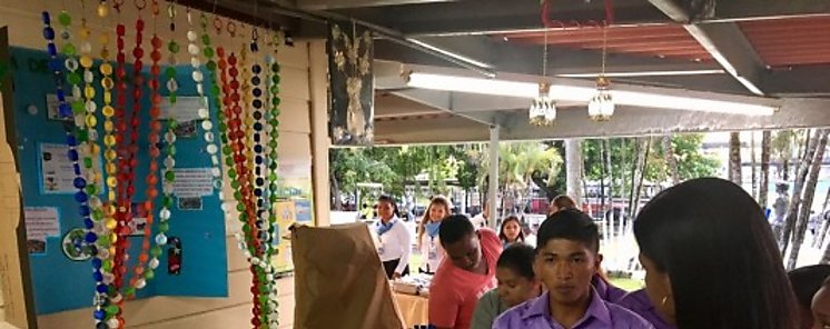 Feria artesanal de reciclaje en el Centro Regional Universitario de Coln