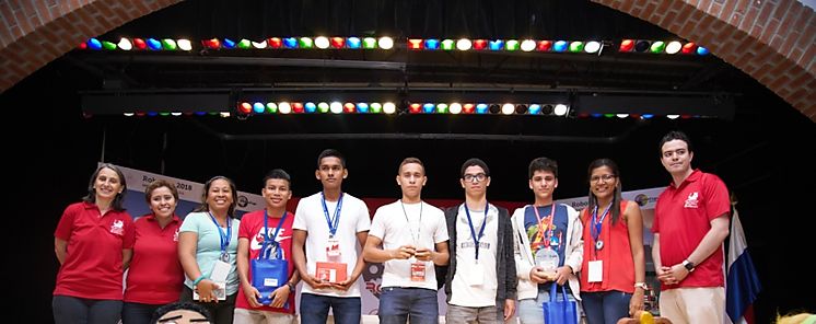 Estudiantes del IPT Leonila P de Grimaldo y del Colegio Agustiniano representarn al pas en certamen de robtica internacional en Canad