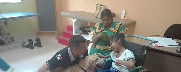 La Polica Nacional lleva adelante un programa de terapia asistida con perros