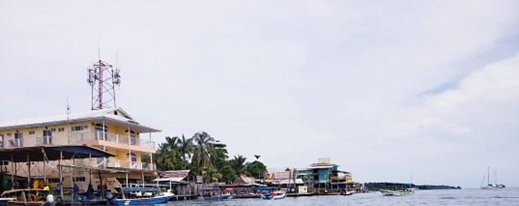 Rector Eduardo Flores visita programa anexo en Isla Coln en Bocas del Toro