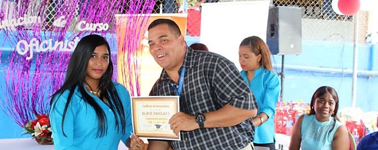 Privadas de libertad se gradan como oficinistas 