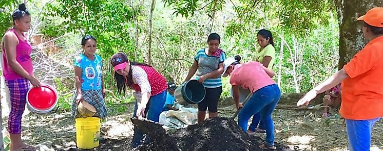 Beneficiarias de SENAPAN en Chiriqu aprenden a elaborar abono orgnico