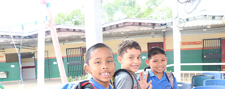 Farmacias Arrocha y Casa Mattel donan mochilas al IPHE 