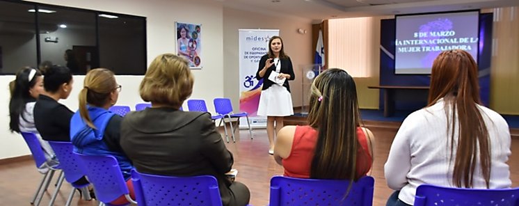 Conversatorio Mujeres que Luchan por sus Derechos Mujeres que hacen Historia