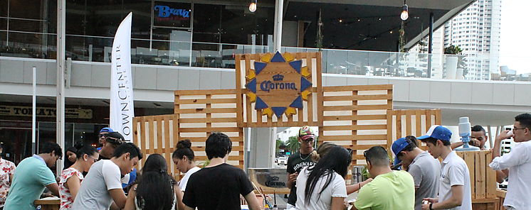 Corona intercambia plstico durante la Semana Mundial de los Ocanos 