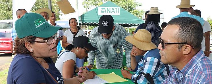 20 familias y una iglesia en Tort al recibir sus escrituras
