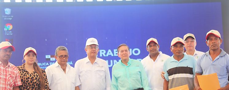 Banco De Desarrollo Agropecuario hace entrega de cheques por un monto superior de B 7800000 a productores de la provincia de Coln 