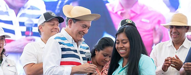 Gobierno entrega becas universitarias a estudiantes de Tol 
