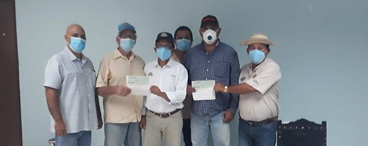 MIDA entregan cheques a ganaderos santeos 
