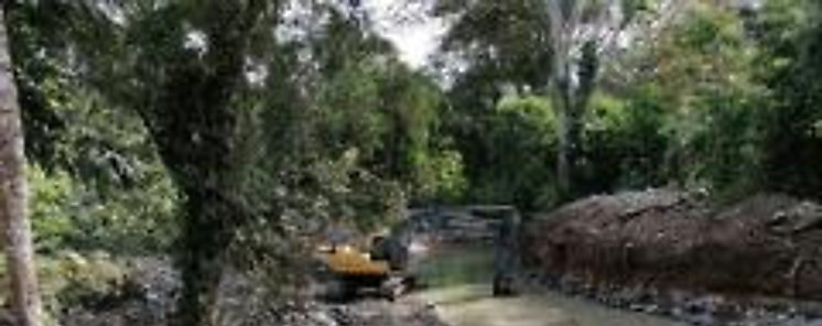 Equipo del MOP draga y canaliza Ro Chiriqu Viejo en San Isidro de Bugaba 