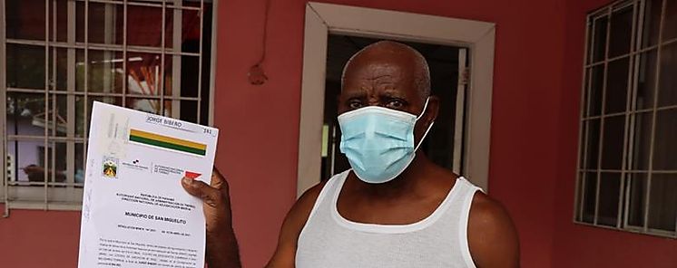 Familias fundadoras de San Miguelito reciben sus ttulos de propiedad