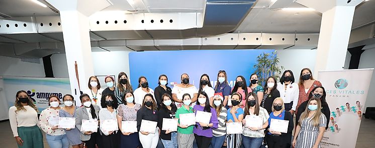 Ampyme escenario de graduacin de 25 mujeres de Voces vitales