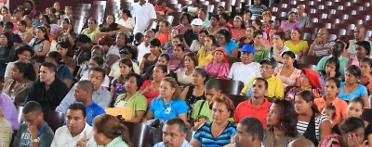 Colonenses se benefician de los servicios que brinda el TE en feria juvenil