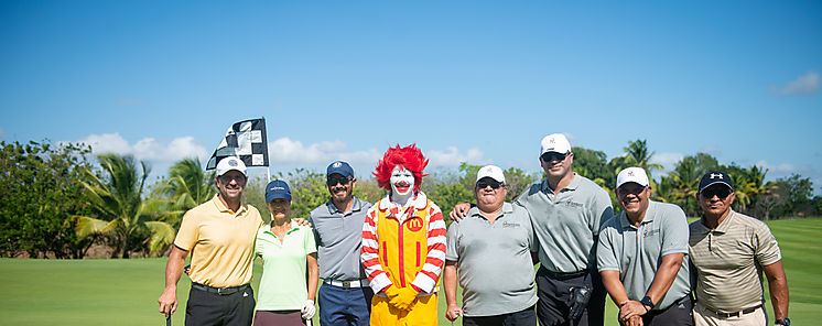 Jugando en el Green para recibir con amor a familias necesitadas