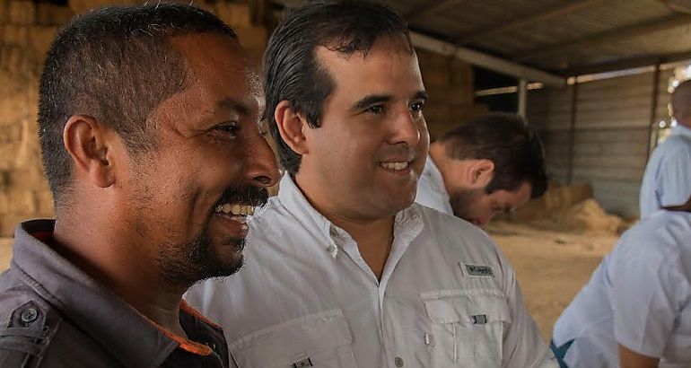 ministro Carles  entrega  cheques