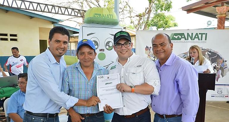 Dueos de sus tierras