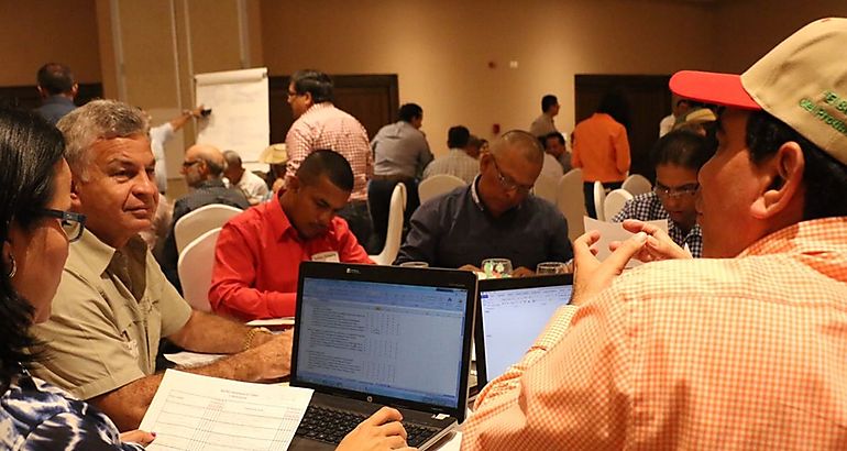 Instituciones agropecuarias establecen metas para el sector  reunidos