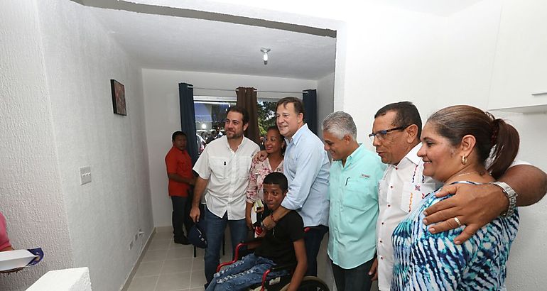 Presidente entrega viviendas