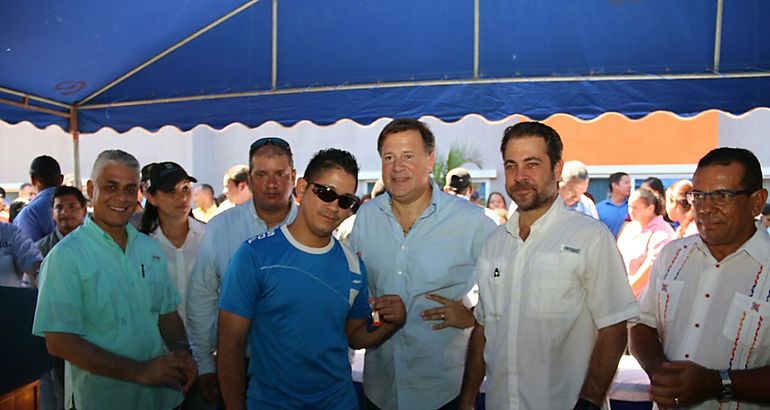 Presidente Varela y ministro Etchelecu entregan primer edificio social