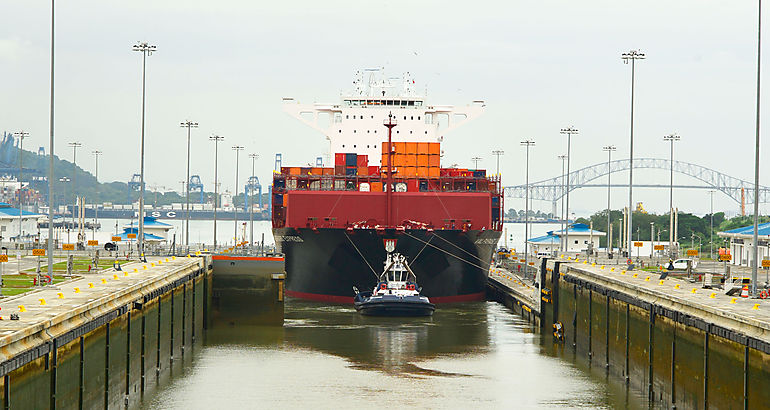 Barco en el nuevo Canal de Panam