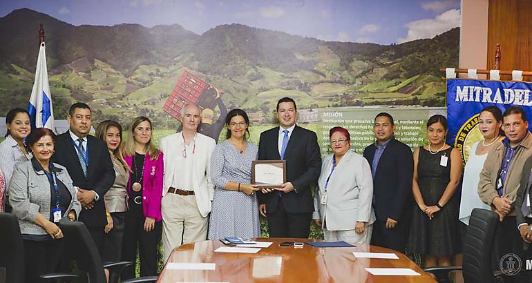 MITRADEL reconoce a colaboradora de AECID