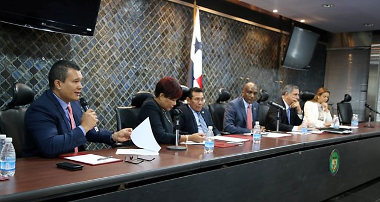 Director General de la Autoridad Nacional de Aduanas y su equipo