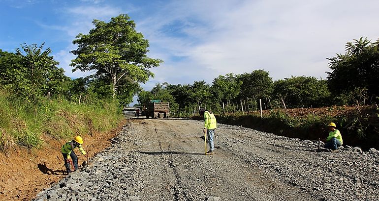 Nueva carretera hacia Puerto Lara  obras